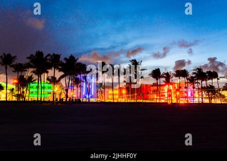 Miami Beach, USA - 10. September 2019: Ocean Drive in Miami Beach bei Sonnenuntergang. Skyline der Stadt mit Palmen in der Abenddämmerung. Art déco am South Beach Stockfoto