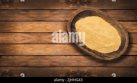 Lepidium meyenii - Maca Pulver in der Holzschale Stockfoto