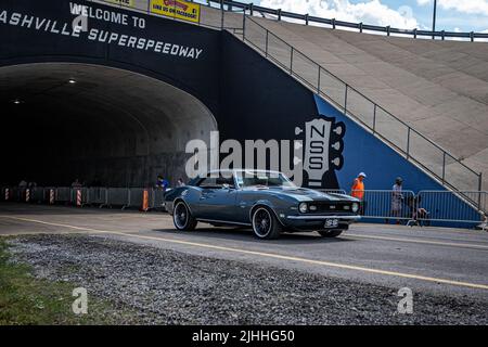 Libanon, TN - 14. Mai 2022: Weitwinkelansicht eines Chevrolet Camaro SS 350 Coupés aus dem Jahr 1969 auf einer lokalen Automobilmesse. Stockfoto