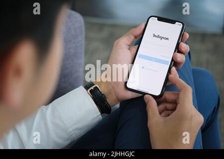 CHIANG MAI, THAILAND - April 06, 2021 : Eine Mann Hand hält iphone mit Login-Bildschirm der instagram-Anwendung. Instagram ist am größten und beliebtesten Stockfoto