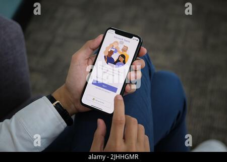 Chiangmai, Thailand - 06. April 2021: Ein Benutzer öffnet die mobile App Microsoft Teams. Teams ist eine einheitliche Plattform für die Kommunikation und Zusammenarbeit von Teams Stockfoto