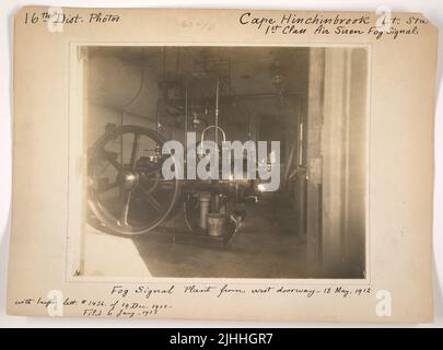 AK - Kap Hinchinbrook. Cape Hinchinbrook Light Station, Alaska. Nebelsignal der Klasse 1.. Nebelsignalanlage vom westlichen Eingang. Stockfoto