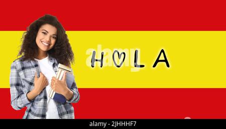 Afroamerikanische Studentin und Wort HOLA (HALLO) gegen die Flagge Spaniens Stockfoto