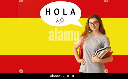 Studentin und Sprechblase mit Wort HOLA (HALLO) gegen Flagge Spaniens Stockfoto