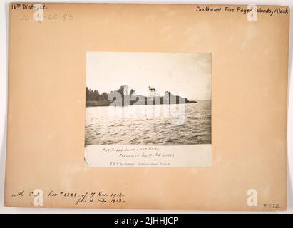 AK - Southeast Five Finger Islands. Southeast Five Finger Islands Light Station, Alaska. Five Finger Island Lighthouse, Frederick Sound, SE Alaska. SSW durch Kompass, entfernt etwa 1/2 Meile. Stockfoto