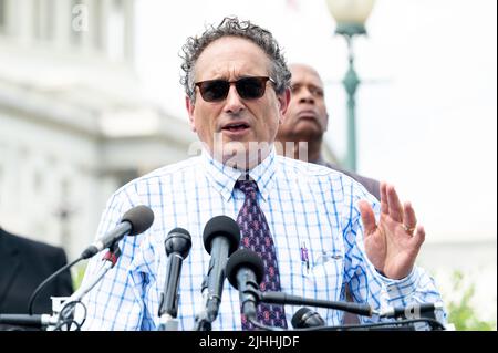 Washington, Usa. 18.. Juli 2022. Der US-Repräsentant Andy Levin (D-MI) spricht auf einer Pressekonferenz über die Erweiterung der Zahl der Richter am Obersten Gerichtshof. Kredit: SOPA Images Limited/Alamy Live Nachrichten Stockfoto