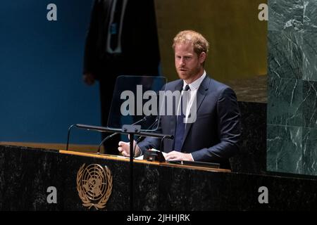 New York, Usa. 18.. Juli 2022. Prinz Harry, Duke of Sussex, hält während der Feierlichkeiten zum Nelson Mandela International Day im UN-Hauptquartier eine Hauptrede. Der UN-Nelson-Mandela-Preis 2020 wurde an Frau Marianna V. Vardinoyannis aus Griechenland und Dr. Morissanda Kouyate aus Guinea verliehen. (Foto von Lev Radin/Pacific Press) Quelle: Pacific Press Media Production Corp./Alamy Live News Stockfoto