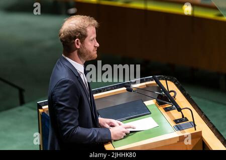 New York, New York, USA. 18.. Juli 2022. Prinz Harry, Duke of Sussex, hält während der Feierlichkeiten zum Nelson Mandela International Day im UN-Hauptquartier eine Hauptrede. Der UN-Nelson-Mandela-Preis 2020 wurde an Frau Marianna V. Vardinoyannis aus Griechenland und Dr. Morissanda Kouyate aus Guinea verliehen. (Bild: © Lev Radin/Pacific Press via ZUMA Press Wire) Stockfoto