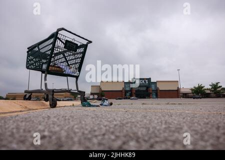 GREENWOOD, IN - JULI 18: Am 18. Juli 2022 in Greenwood, Indiana, befindet sich ein Einkaufswagen in der Nähe des Eingangs zum Dick’s Sporting Goods Eingang der Greenwood Park Mall. Ein Schütze soll am 17. Juli mit einer langen Waffe auf das Lebensmittelgericht des Einkaufszentrums geschossen haben, dabei drei getötet und zwei verletzt haben, bevor er von einem bewaffneten Zuschauer getötet wurde. Stockfoto