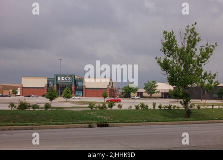 GREENWOOD, IN - JULI 18: Dick’s Sporting Goods Eingang links vom Food Court Eingang der Greenwood Park Mall am 18. Juli 2022 in Greenwood, Indiana. Ein Schütze soll am 17. Juli mit einer langen Waffe auf das Lebensmittelgericht des Einkaufszentrums geschossen haben, dabei drei getötet und zwei verletzt haben, bevor er von einem bewaffneten Zuschauer getötet wurde. Stockfoto