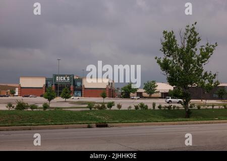 GREENWOOD, IN - JULI 18: Dick’s Sporting Goods Eingang links vom Food Court Eingang der Greenwood Park Mall am 18. Juli 2022 in Greenwood, Indiana. Ein Schütze soll am 17. Juli mit einer langen Waffe auf das Lebensmittelgericht des Einkaufszentrums geschossen haben, dabei drei getötet und zwei verletzt haben, bevor er von einem bewaffneten Zuschauer getötet wurde. Stockfoto