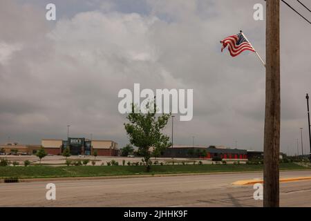 GREENWOOD, IN - JULI 18: Dick’s Sporting Goods Eingang in der Nähe des Food Court Eingang der Greenwood Park Mall am 18. Juli 2022 in Greenwood, Indiana. Ein Schütze soll am 17. Juli mit einer langen Waffe auf das Lebensmittelgericht des Einkaufszentrums geschossen haben, dabei drei getötet und zwei verletzt haben, bevor er von einem bewaffneten Zuschauer getötet wurde. Stockfoto