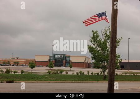 GREENWOOD, IN - JULI 18: Dick’s Sporting Goods Eingang in der Nähe des Food Court Eingang der Greenwood Park Mall am 18. Juli 2022 in Greenwood, Indiana. Ein Schütze soll am 17. Juli mit einer langen Waffe auf das Lebensmittelgericht des Einkaufszentrums geschossen haben, dabei drei getötet und zwei verletzt haben, bevor er von einem bewaffneten Zuschauer getötet wurde. Stockfoto