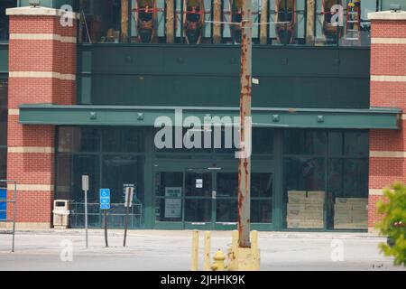 GREENWOOD, IN - JULI 18: Dick’s Sporting Goods Eingang in der Nähe des Food Court Eingang der Greenwood Park Mall am 18. Juli 2022 in Greenwood, Indiana. Ein Schütze soll am 17. Juli mit einer langen Waffe auf das Lebensmittelgericht des Einkaufszentrums geschossen haben, dabei drei getötet und zwei verletzt haben, bevor er von einem bewaffneten Zuschauer getötet wurde. Stockfoto