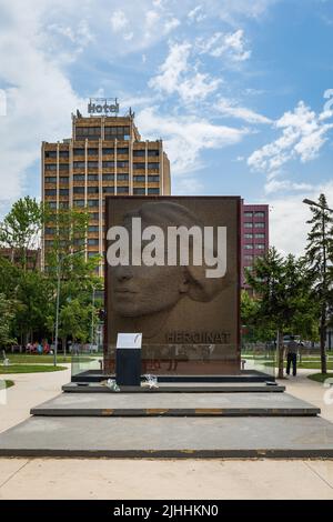Pristina, Kosovo - 5. Juni 2022: Das Heroinat Memorial (HEROINAT), eine typografische Skulptur und Touristenattraktion in Pristina, Kosovo. Stockfoto
