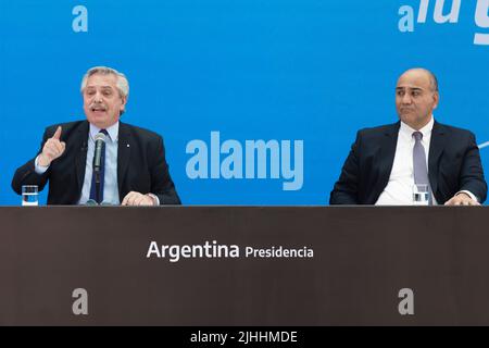 Buenos Aires, Argentinien. 18.. Juli 2022. Präsident Alberto FernÃndez leitete zusammen mit dem Kabinettschef Juan Manzur die Präsentation des Infrastrukturplans für die Entwicklung der Nation Argentina Grande. (Bild: © Esteban Osorio/Pacific Press via ZUMA Press Wire) Stockfoto