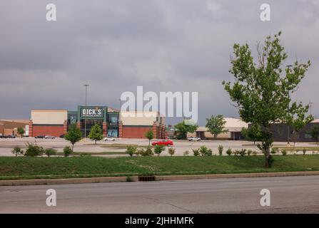 Greenwood, Usa. 18.. Juli 2022. Dick's Sporting Goods Eingang links vom Eingang zum Food Court der Greenwood Park Mall in Greenwood. Ein Schütze soll gestern mit einer langen Waffe auf das Lebensmittelgericht des Einkaufszentrums geschossen haben, dabei drei getötet und zwei verletzt haben, bevor er von einem bewaffneten Zuschauer getötet wurde. Kredit: SOPA Images Limited/Alamy Live Nachrichten Stockfoto