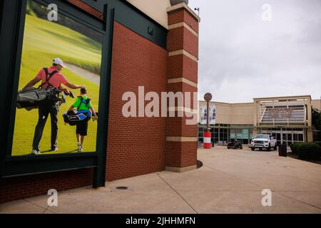 Greenwood, Usa. 18.. Juli 2022. Ein Werbefoto in der Nähe des Eingangs zum Food Court der Greenwood Park Mall in Greenwood. Ein Schütze soll gestern mit einer langen Waffe auf das Lebensmittelgericht des Einkaufszentrums geschossen haben, dabei drei getötet und zwei verletzt haben, bevor er von einem bewaffneten Zuschauer getötet wurde. Kredit: SOPA Images Limited/Alamy Live Nachrichten Stockfoto