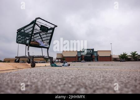 Greenwood, Usa. 18.. Juli 2022. Ein Einkaufswagen befindet sich in der Nähe des Eingangs zum Dick's Sporting Goods Eingang der Greenwood Park Mall in Greenwood. Ein Schütze soll gestern mit einer langen Waffe auf das Lebensmittelgericht des Einkaufszentrums geschossen haben, dabei drei getötet und zwei verletzt haben, bevor er von einem bewaffneten Zuschauer getötet wurde. Kredit: SOPA Images Limited/Alamy Live Nachrichten Stockfoto