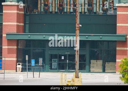 Greenwood, Usa. 18.. Juli 2022. Dick's Sporting Goods Eingang in der Nähe des Food Court Eingang der Greenwood Park Mall in Greenwood. Ein Schütze soll gestern mit einer langen Waffe auf das Lebensmittelgericht des Einkaufszentrums geschossen haben, dabei drei getötet und zwei verletzt haben, bevor er von einem bewaffneten Zuschauer getötet wurde. Kredit: SOPA Images Limited/Alamy Live Nachrichten Stockfoto