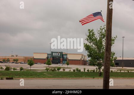 Greenwood, Usa. 18.. Juli 2022. Dick's Sporting Goods Eingang in der Nähe des Food Court Eingang der Greenwood Park Mall in Greenwood. Ein Schütze soll gestern mit einer langen Waffe auf das Lebensmittelgericht des Einkaufszentrums geschossen haben, dabei drei getötet und zwei verletzt haben, bevor er von einem bewaffneten Zuschauer getötet wurde. Kredit: SOPA Images Limited/Alamy Live Nachrichten Stockfoto