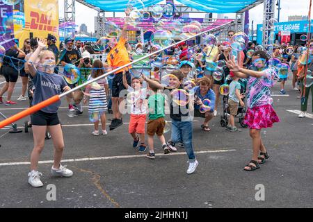 NEW YORK, NY - JULI 17: Kinder spielen mit Seifenblase während der ABB FIA Formula E Championship, New York City E-Prix Saison 8 Runde 12, am 17. Juli 2022 im Brooklyn Bezirk von New York City. Stockfoto