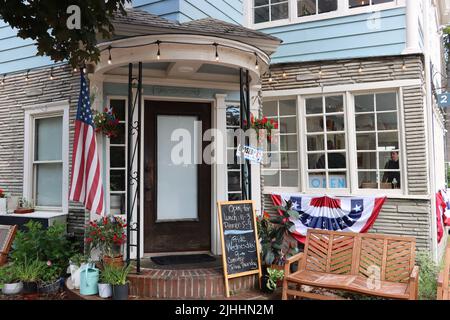 Ein Restaurant in einem schönen alten Haus in der Chautauqua Institution, Chautauqua, NY, Juni 2022 Stockfoto