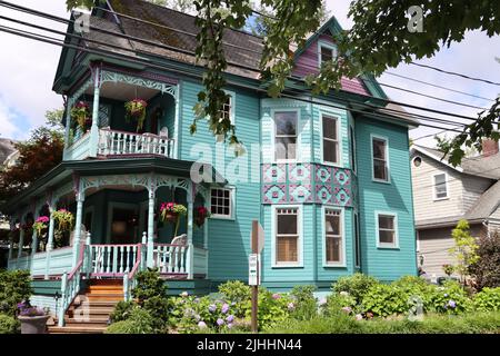 Eines von Hunderten von schönen Häusern in der Chautauqua Institution, Chautauqua, NY, Juni 2022 Stockfoto