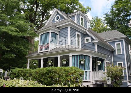 Eines von Hunderten von schönen Häusern in der Chautauqua Institution, Chautauqua, NY, Juni 2022 Stockfoto