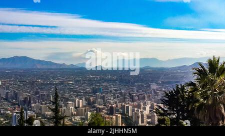 Skyline von Santiago de Chile. Fotografiert von Cerro San Cristobal an sonnigen Tagen. Panoramablick auf die lateinamerikanische Stadt Santiago in Chile Stockfoto