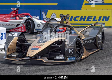 NEW YORK, NY - JULI 17: Jean-Eric Vergne (Auto-Nr. 25) von DS Techeetah fährt während der ABB FIA Formula E Championship, New York City E-Prix Saison 8 Runde 12, am 17. Juli 2022 im Brooklyn Bezirk New York City. Stockfoto