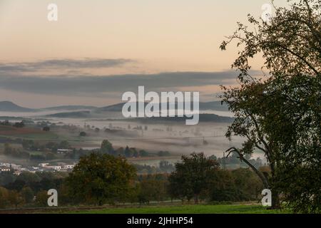 Sonnenaufgang über sanften Hügeln und Weiden in Süddeutschland Stockfoto