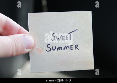 Süßer Sommer. Kreatives Konzept. Ein Tag mit der Aufschrift. Stockfoto