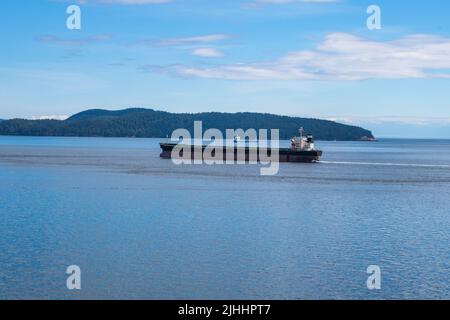 Massengutfrachter, der Swanson Channel, North Pender Island, British Columbia, Kanada passiert Stockfoto