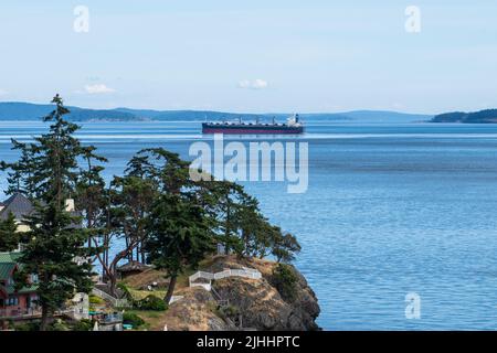 Massengutfrachter, der Swanson Channel, North Pender Island, British Columbia, Kanada passiert Stockfoto