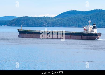 Massengutfrachter, der Swanson Channel, North Pender Island, British Columbia, Kanada passiert Stockfoto