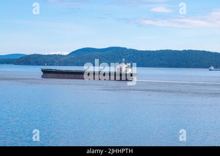 Massengutfrachter, der Swanson Channel, North Pender Island, British Columbia, Kanada passiert Stockfoto