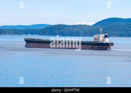 Massengutfrachter, der Swanson Channel, North Pender Island, British Columbia, Kanada passiert Stockfoto