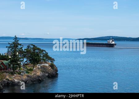 Massengutfrachter, der Swanson Channel, North Pender Island, British Columbia, Kanada passiert Stockfoto