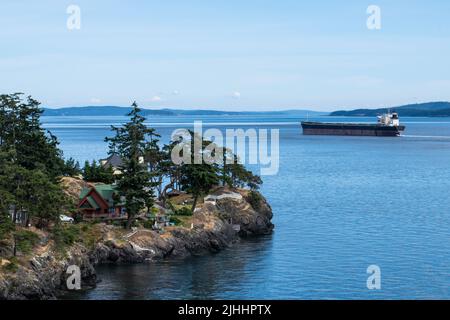 Massengutfrachter, der Swanson Channel, North Pender Island, British Columbia, Kanada passiert Stockfoto