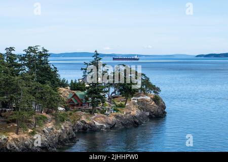 Massengutfrachter, der Swanson Channel, North Pender Island, British Columbia, Kanada passiert Stockfoto