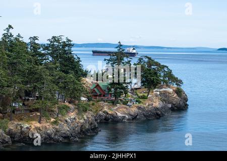 Massengutfrachter, der Swanson Channel, North Pender Island, British Columbia, Kanada passiert Stockfoto