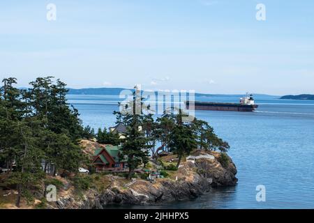 Massengutfrachter, der Swanson Channel, North Pender Island, British Columbia, Kanada passiert Stockfoto