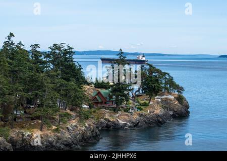 Massengutfrachter, der Swanson Channel, North Pender Island, British Columbia, Kanada passiert Stockfoto