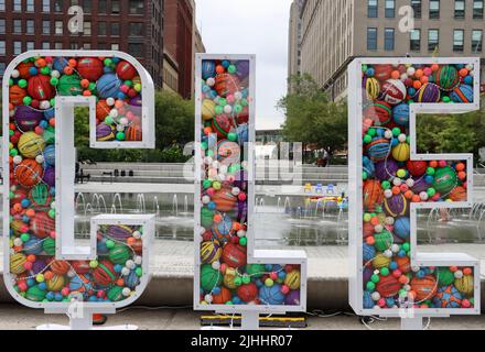 CLE-Schild mit Bällen im Zentrum der Stadt Cleveland, Juni 2022 Stockfoto