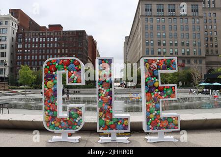 CLE-Schild mit Bällen im Zentrum der Stadt Cleveland, Juni 2022 Stockfoto