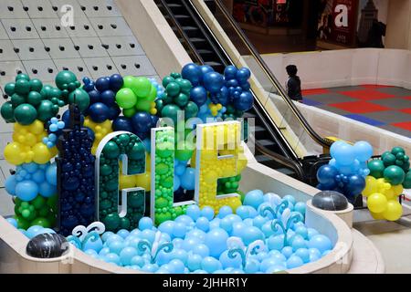 Cleveland-Schild aus Ballons in Tower City in Cleveland, Juni 2022 Stockfoto