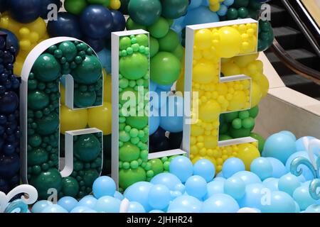 Cleveland-Schild aus Ballons in Tower City in Cleveland, Juni 2022 Stockfoto