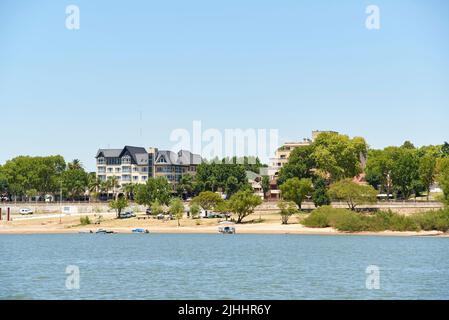 Dec 30, 2021, Colon, Entre Rios, Argentinien: Stadtstrand von einem Boot auf dem Uruguay-Fluss aus gesehen. Stockfoto