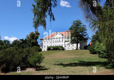 Hohenzieritz, Deutschland. 12.. Juli 2022. Der Park mit dem Schloss, in dem Königin Luise (1776 - 1810) starb. Das ursprüngliche „Büstensegment aus der Grabfigur von Königin Luise“ (um 1820 bis 1830) von Christian Daniel Rauch ist nun wieder in das Denkmal zurückgekehrt. Die Büste soll am Luisetag (19.07.2022) in Hohenzieritz anlässlich des 212.. Todestages des einst geliebten Monarchen überreicht werden. Quelle: Bernd Wüstneck/dpa/Alamy Live News Stockfoto